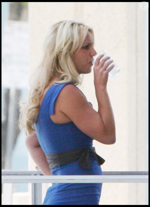 Britney Spears se rend dans un théâtre de Los Angeles pour assister à une pièce de théâtre, samedi 7 août, en compagnie de son boyfriend Jason Trawick.