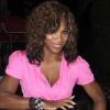 En robe courte rose avec son attelle au pied, Serena Williams ne passe pas vraiment inaperçue le 10 août 2010 à Hollywood