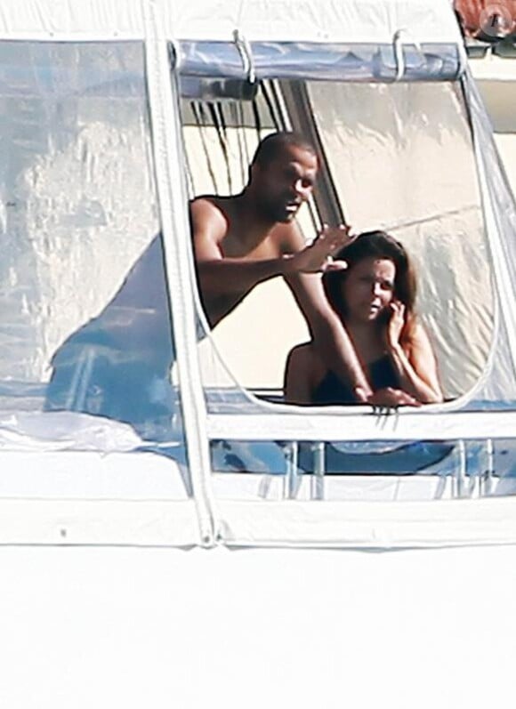 Eva Longoria et Tony Parker profitent de leurs vacances sur yacht à Miami en février 2010... Elle est pas belle la vie ?