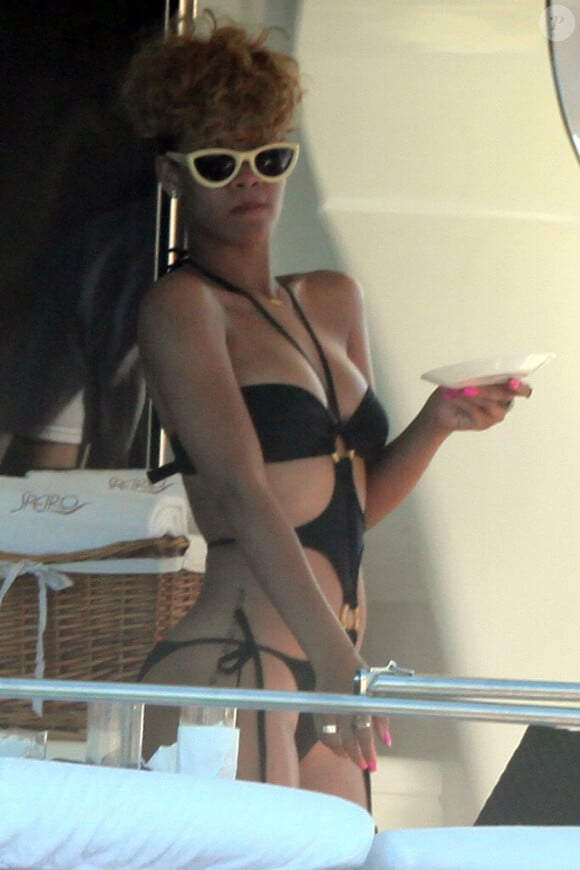 Durant ses vacances à Los Cabos en tête à tête avec son nouveau compagnon Matt Kemp, Rihanna a choisi de les passer sur un yacht. La classe !