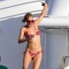 Quand on est la plus blonde et célèbre des héritières on se doit de passer des vacances sur un yacht... Paris Hilton plonge dans la vie en bikini ! 