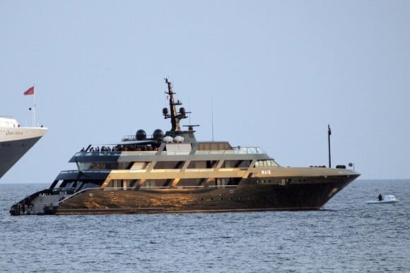 Le sublime yacht de Giorgio Armani au large de Cannes !