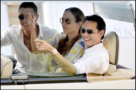 Jennifer Lopez et son époux Marc Anthony profitent des joies du yacht de leur ami Roberto Cavalli au large de Saint-Tropez !