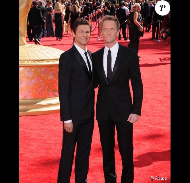Neil Patrick Harris et son compagnon David Burtka posent sur le tapis rouge de la cérémonie des Emmy Awards en septembre 2009