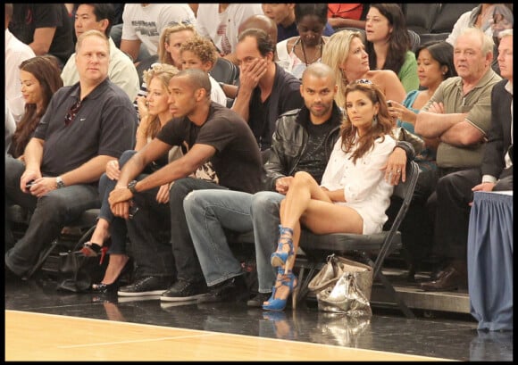 Eva Longoria et son Tony Parker assistent au match de basket opposant les Etats-Unis à la France à New York le 15 août 2010 tout comme Thierry Henry et une amie