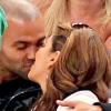 Nos amoureux Eva Longoria et Tony Parker ne peuvent s'empêcher de se faire des bisous lors du match de basket opposant les Etats-Unis à la France à New York le 15 août 2010