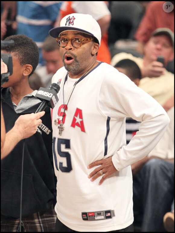 Le réalisateur Spike Lee lors du match de basket opposant les Etats-Unis à la France à New York le 15 août 2010