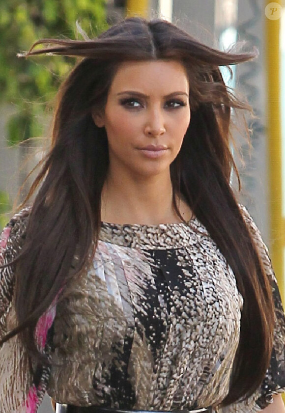 Kim Kardashian croise le beau Adrian Grenier lors d'une de ses séances shopping chez Diabolina à Beverly Hills le 16 août 2010