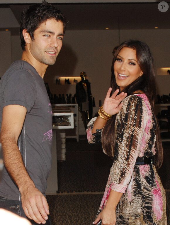 Kim Kardashian croise le beau Adrian Grenier lors d'une de ses séances shopping chez Diabolina à Beverly Hills le 16 août 2010