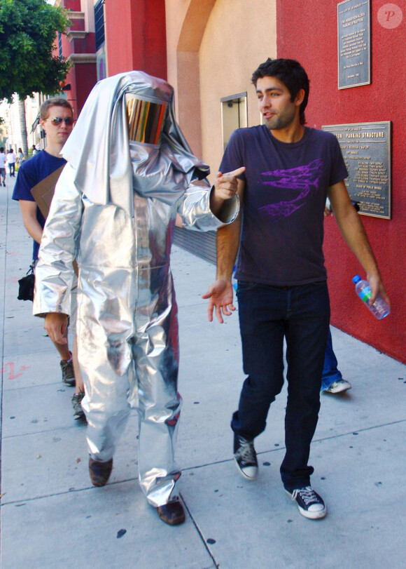 Adrian Grenier et Bobby Trendy, en tenue d'astronaute, lors d'une séance shopping chez Diabolina à Beverly Hills le 16 août 2010