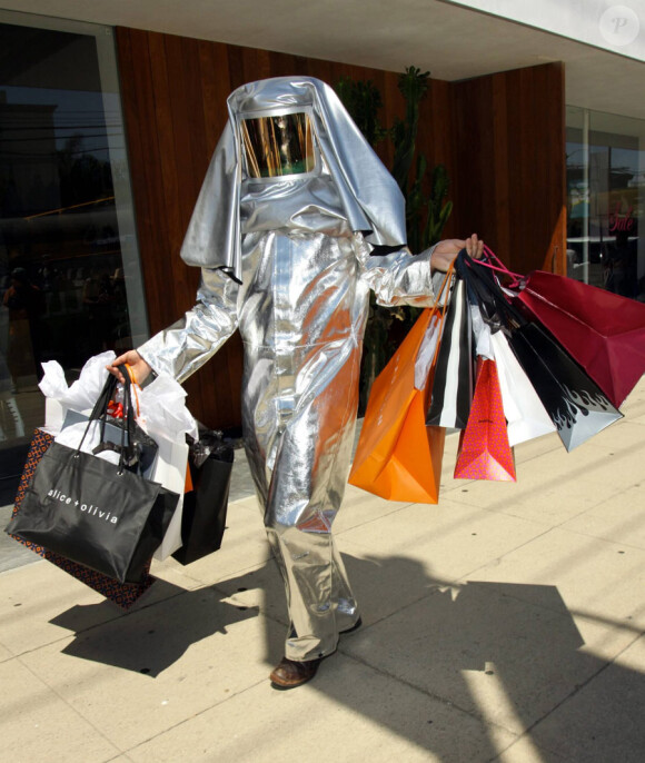 Adrian Grenier et Bobby Trendy, en tenue d'astronaute, lors d'une séance shopping chez Diabolina à Beverly Hills le 16 août 2010