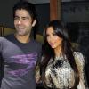 Kim Kardashian croise le beau Adrian Grenier lors d'une de ses séances shopping chez Diabolina à Beverly Hills le 16 août 2010