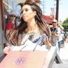 Kim Kardashian et Adrian Grenier prennent la pose alors qu'ils se croisent durant leur séance shopping chez Diabolina à Beverly Hills le 16 août 2010