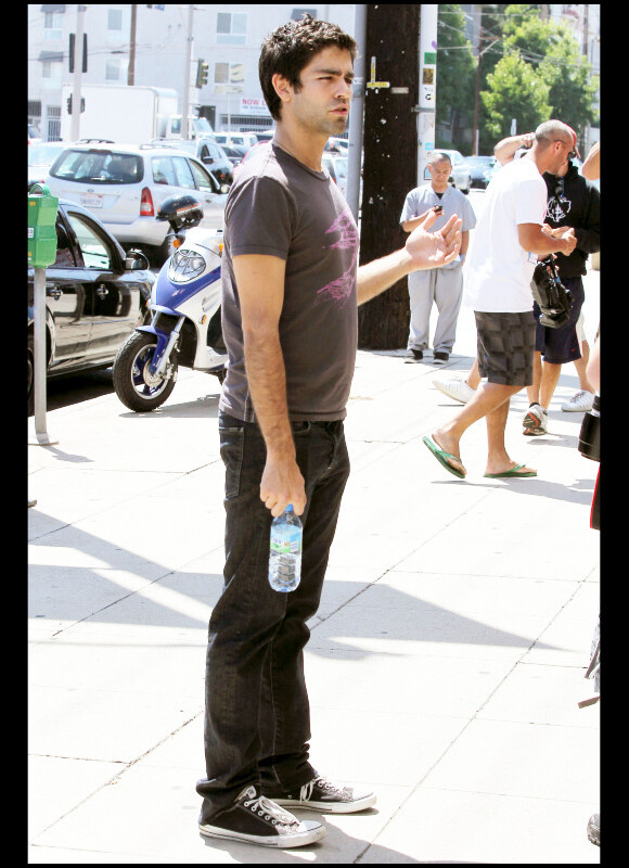 Kim Kardashian et Adrian Grenier prennent la pose alors qu'ils se croisent durant leur séance shopping chez Diabolina à Beverly Hills le 16 août 2010
