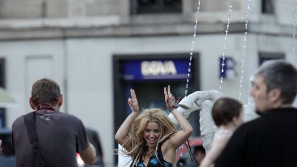 Shakira s'éclate sur le tournage de son nouveau clip... et dévoile un titre inédit !