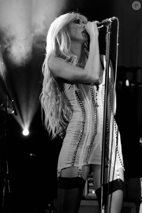 Taylor Momsen et son groupe The Pretty Reckless en concert à la Islington Academy à Londres, le 19 août 2010