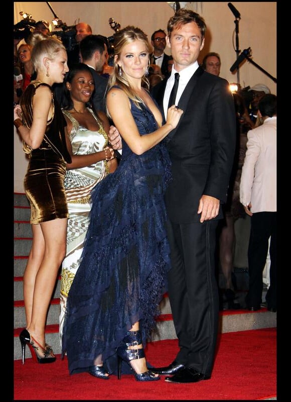 Jude Law et Sienna Miller en 2010
