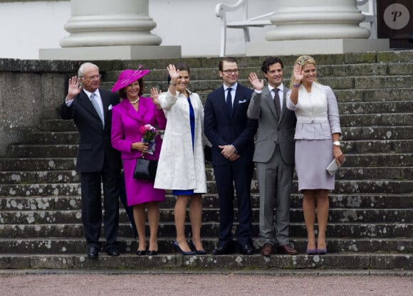 Le roi Charles XVI Gustave de Suède, la reine Silvia, Victoria, Daniel  son mari, Carl Philip et Madeleine lors de la célébration du  bicentenaire de la session du Parlement de 1810 à Orebro en Suède le 21  août 2010