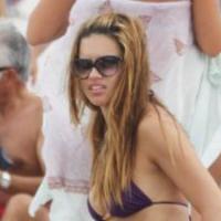 Adriana Lima : en bikini, elle profite de la plage et de son mari, mais sans sa petite fille !