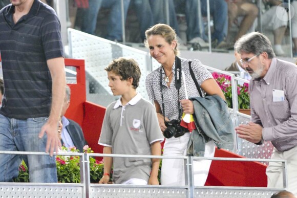 La princesse Helena d'Espagne et ses deux enfants Felipe Juan Froilan et Victoria Federica, lors d'un match de basket qui opposait l'équipe espagnole à l'équipe américaine, à Madrid le 22 août 2010