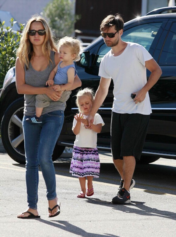 Tobey Maguire en famille à Malibu, le 22 août 2010