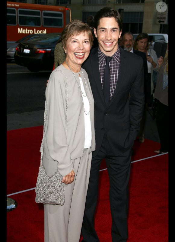 Justin Long et sa mère à l'avant-première du film Going the Distance au Grauman's Chinese Theatre à Hollywood le 23 août 2010