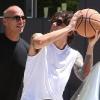 John Mayer se fait un basketball avec un ami, à Los Angeles