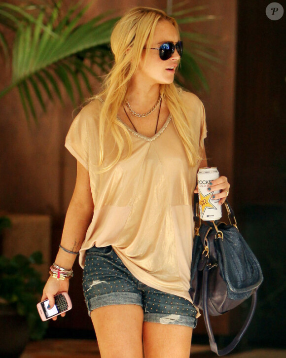 Lindsay Lohan sort des studios de la Fox, une canette de boison énergisante à la main, vendredi 27 août.