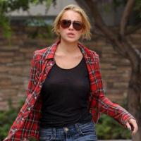 Lindsay Lohan : Sans soutien-gorge et mini-short... Est-ce vraiment une tenue pour aller au tribunal ?