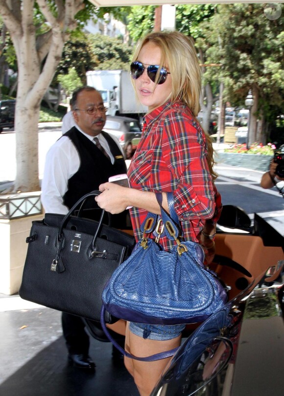 Lindsay Lohan se rend au tribunal... dans une tenue pas forcément appropriée, ce vendredi 27 août.