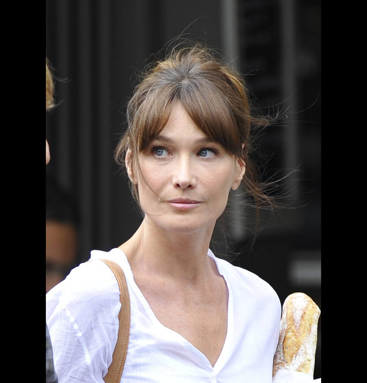 Photo : Carla Bruni sur le tournage de Midnight in Paris de Woody Allen ...