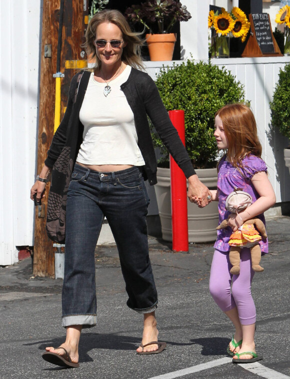 Helen Hunt se promène avec sa fille Makena Lei à Los Angeles le 30 août 2010