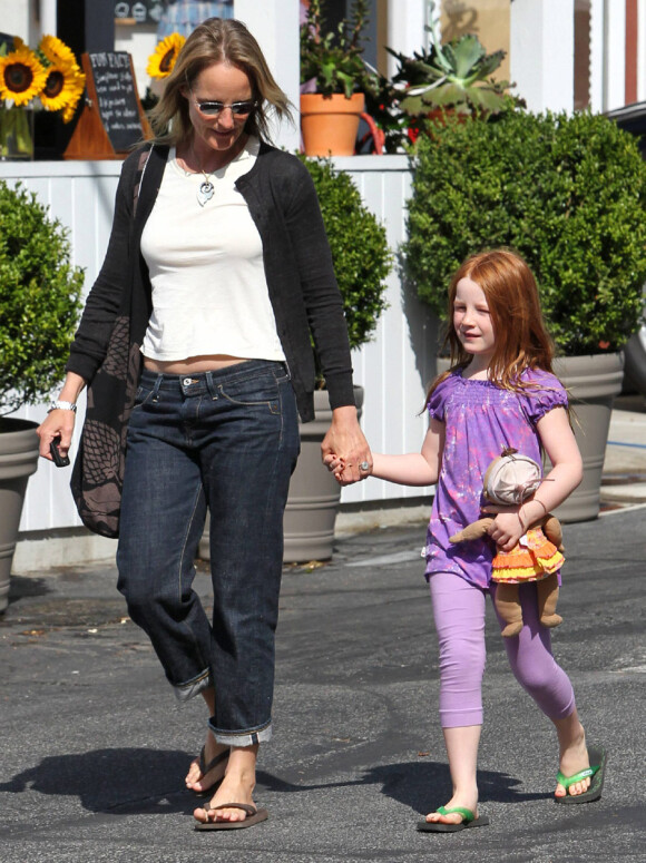 Helen Hunt se promène avec sa fille Makena Lei à Los Angeles le 30 août 2010