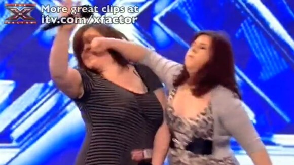 X-Factor : Regardez deux meilleures amies chanter très faux... et en venir aux mains devant le jury !