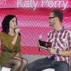 Katy Perry donne une interview à une radio allemande avant de signer quelques autographes à ses fans, dimanche 5 septembre à Berlin.