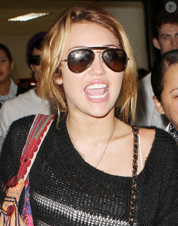 Miley Cyrus est de retour à Los Angeles. Elle a atterri à l'aéroport LAX, mercredi 8 septembre, après un séjour à Paris où elle tournait quelques scènes du film LOL.