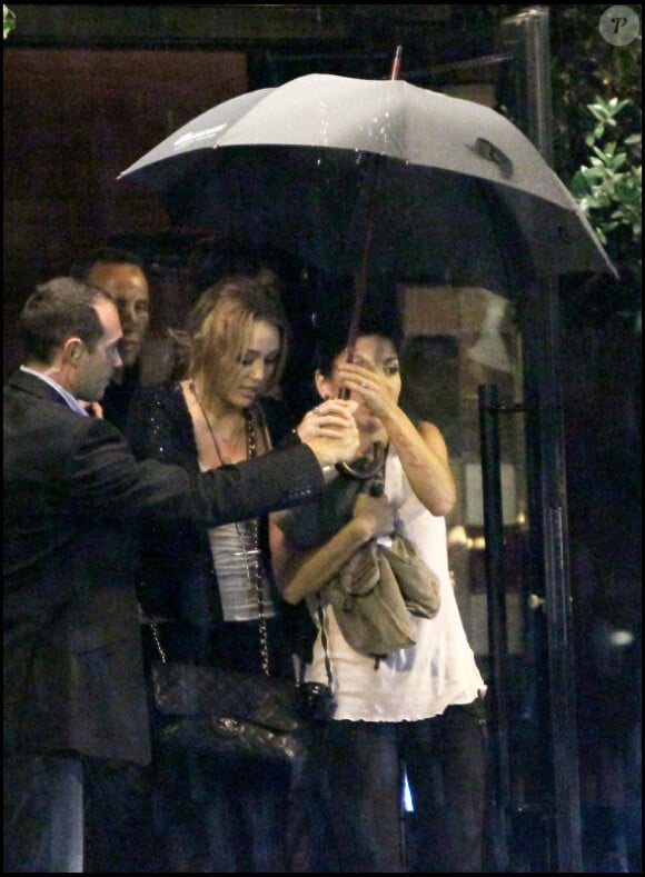 Miley Cyrus sort du restaurant de Joel Robuchon, mardi 7 septembre, lors de son séjour à Paris.