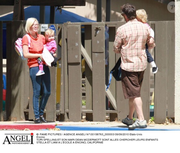 Tori Spelling et son mari Dean McDermott récupérent leurs enfants à la sortie de l'école