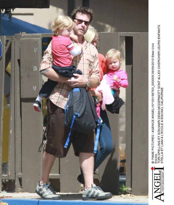 Tori Spelling et son mari Dean McDermott récupérent leurs enfants à la sortie de l'école