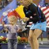 Pour le troisième triomphe de la Belge Kim Clijsters à l'US Open, étrillant en finale la malheureuse Zvonareva (qui finit en larmes), sa fillette Jada, 2 ans, a ravi le public en partageant le bonheur de sa maman.