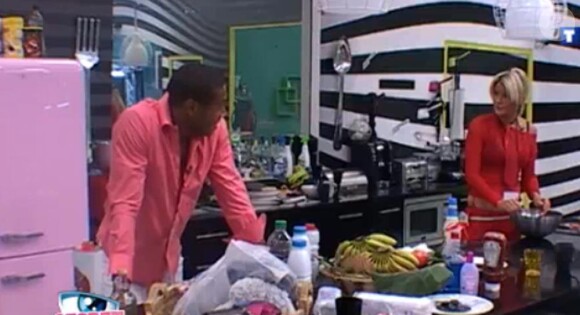 Senna tente de rassurer Amélie qui pense que ce dernier est en plein doute dans Secret Story 4