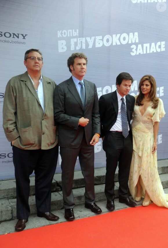 Adam McKay, Will Ferrell, Mark Wahlberg et Eva Mendes lors de l'avant-première de Very Bad Cops, à Moscou, en Russie, le 13 septembre 2010.