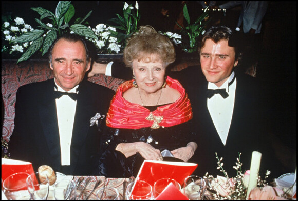 Claude et Alexandre Brasseur entourant Odette Joyeux en 1992
