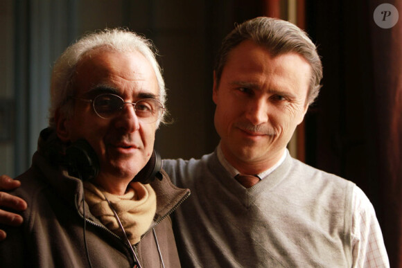 Alexandre Brasseur et le réalisateur Jacques Otmezguine sur le tournage de La Maison des Rocheville sur France 2 à partir du 28 septembre 2010
