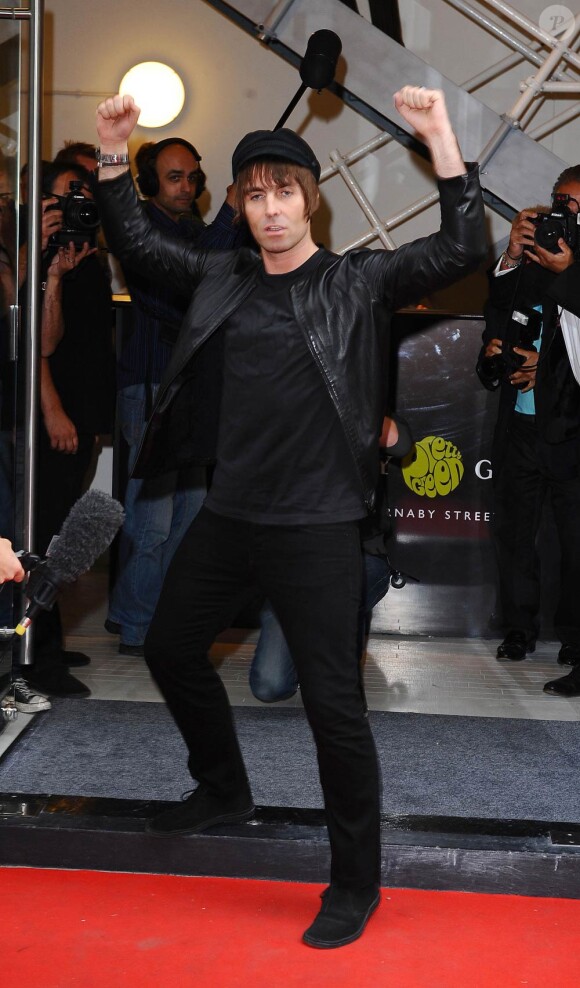 Liam Gallagher, ancienne peste d'Oasis, reconverti en businessman philanthrope ? Dans le style de Help for heroes, il finance une expédition destinée à changer la vie de soldats britanniques...