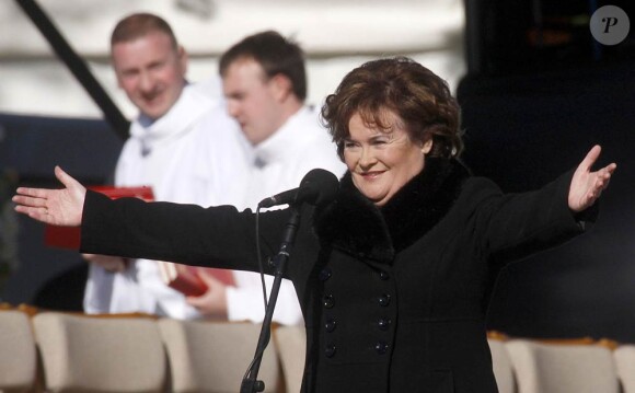 Susan Boyle chantait le 16 septembre 2010 pour le pape Benoît XVI, à Bellahouston Park, Glasgow. Mais le souverain pontife ne s'est pas vraiment attardé pour profiter du concert...