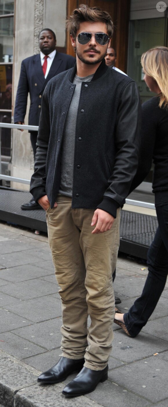 Zac Efron se rend dans les studios de Radio One, à Londres, jeudi 16 septembre.