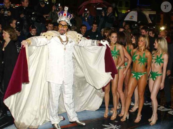 Sacha Baron Cohen ressemble étrangement au showman Freddie Mercury mais en beaucoup plus bling bling, en 2002 pour la promotion d'Ali G