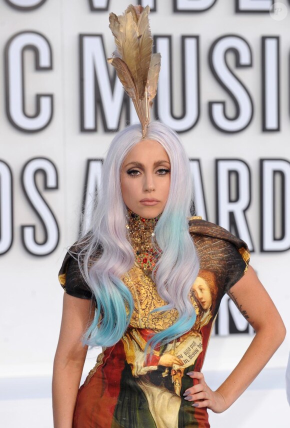 Lady GaGa adresse un message à ses fans et aux politiques pour faire abroger la loi "Don't ask, Don't tell", qui permet le renvoi des militaires homosexuels.