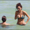 L'Experte Sofia Milos en mini bikini et... gonflée à bloc sur la plage de Miami !
